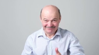 Başparmak yakışıklı komuta sizde ortaya