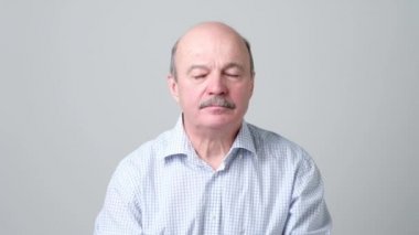 Olgun adam korkunç bir acı boğazına grip yüzünden olmuş.