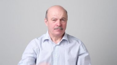 Komuta sizde gösteren zaman el hareketi vererek