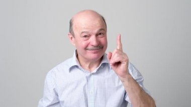 Komuta sizde işaret parmakları kadar tavsiyede gösterilen gülümseyen