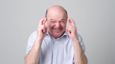 Piyango kazanmak isteyen emin komuta sizde silah tutmak gömlek geçti