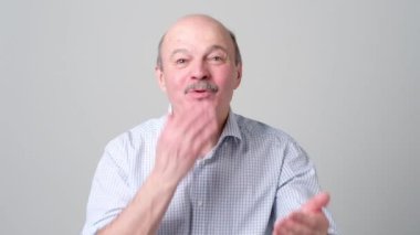 Komuta sizde hava öpücük karısına darbeler, büyük bir sevgi ve sempati ile ona bakar