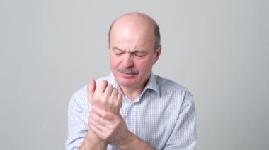 Yaşlı adam acı göz olan eklemlerde ağrı acı bilek, sürtünme üzgün