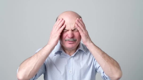 Caucasian senior man having terrible headache. — Stock Video