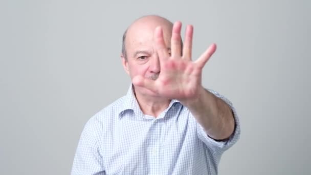 Зрілий чоловік рахує від п'яти до одного пальцем — стокове відео