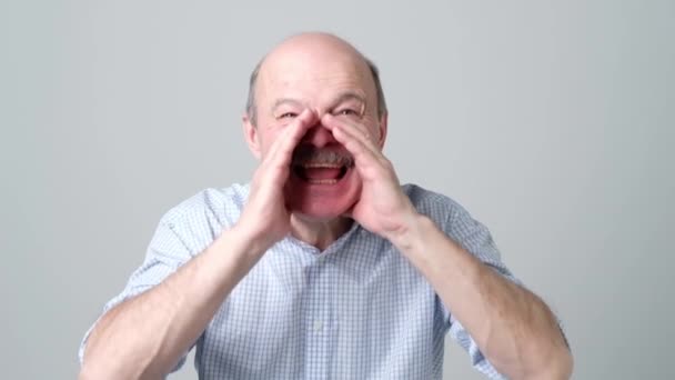 Starší muž křičí. Plačící emocionální člověk křičí. — Stock video