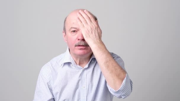 Hombre cubriendo un ojo durante el examen de visión tratando de ver letras . — Vídeo de stock