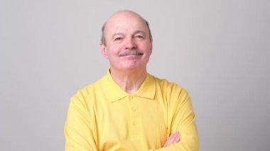 Bir anlaşma onaylama kabul etmek kafa sallayarak kıdemli Avrupa erkek.