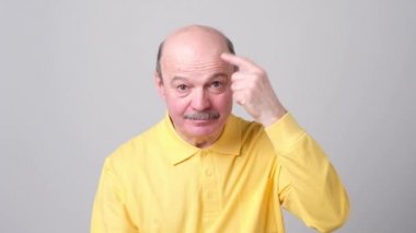 Kızgın adam onun Tapınağı anlamı karşı parmağıyla işaret deli misin sen