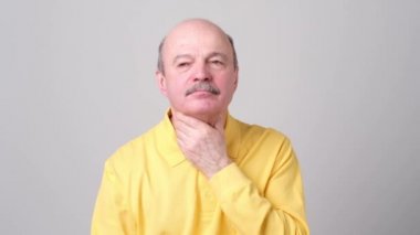 Olgun adam korkunç bir acı boğazına grip yüzünden olmuş.