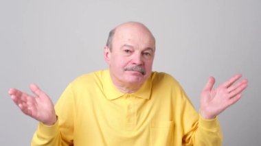 O ne seçmek için bilmez gibi üst düzey adam elleriyle ayakta el hareketi.