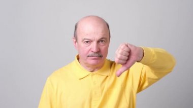 Olgun beyaz adam onun sevmediğim ve hayal kırıklığı başparmak aşağı ile gösterilen somurtuyor. Kaybeden işareti kavramı