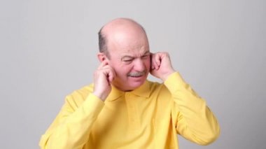 Stresli komuta sizde parmaklarını kulaklarıyla takılan, yüksek ses veya müzik yok sayar