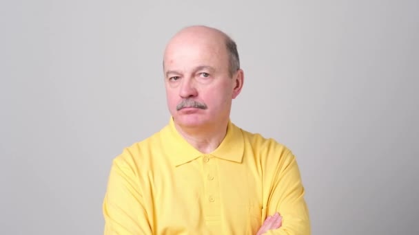 Senior skallet mann som nekter å vise tegn, rister på hodet – stockvideo