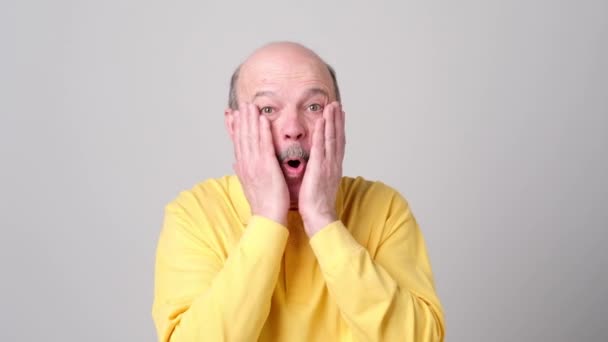 Surprised senior bald man can not believe his eyes. — Stock Video