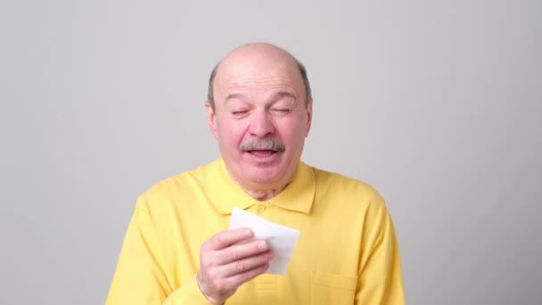 Senior férfi zsebkendő. Elszigetelt beteg srác már orrfolyás — Stock videók