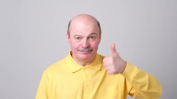 Przystojny starszy mężczyzna pokazuje kciuk się — Wideo stockowe