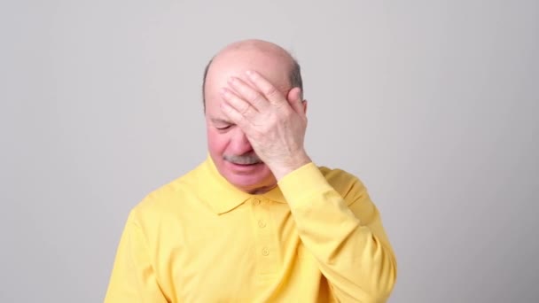 Mann hält Finger auf den Kopf, hat schlechtes Gedächtnis, versucht sich zu konzentrieren — Stockvideo