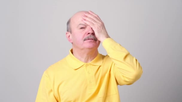 Man houdt van vingers op hoofd, slecht geheugen heeft, probeert zich te concentreren — Stockvideo