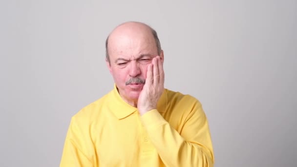 Senior man suffering with terrible toothache — Stock Video