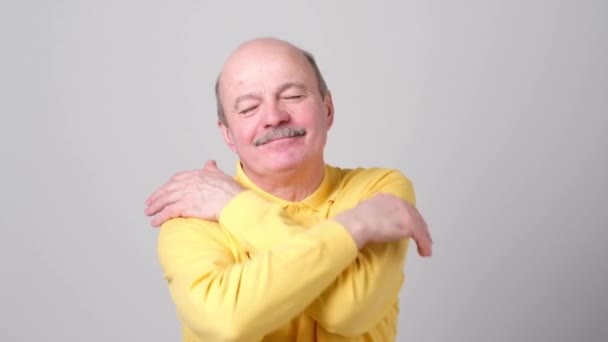 Confident smiling man hugging himself. I am the best concep — Stock Video