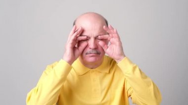 Uykulu komuta sizde parmakları ile gözlerini açmaya çalışıyor.