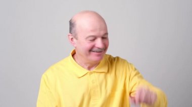 Yüzünde bir şey kokuşmuş, çok kötü bir koku koklama iğrenme ile komuta sizde