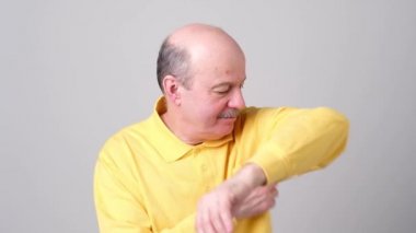 Yüzünde bir şey kokuşmuş, çok kötü bir koku koklama iğrenme ile komuta sizde