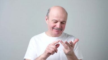 Tfrom en çok beş bükme parmakları saymak yakışıklı olgun adam