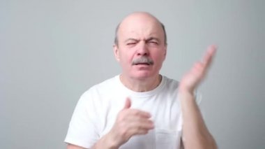 Komuta sizde kendini birkaç kez tokat uyandırmaya çalışan.