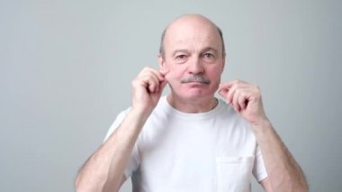 Komuta sizde yanaklarını uzanan