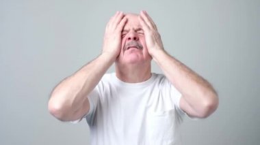 Adam baş ağrısı vardır, yorgun hisseder, konsantre çalışır