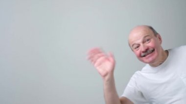 Merhaba jest elinde neşeyle gülümseyen süre feragat çekici Avrupa adam.