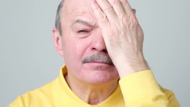 Muž zahrnující jedno oko během vyšetření zraku se snaží vidět dopisy. — Stock video