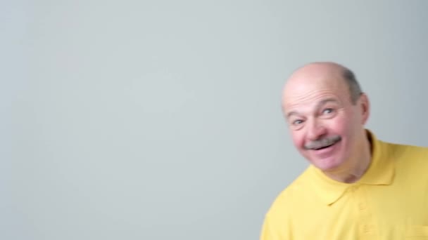 Європейська пенсіонер відмовляється від руки в hello жест а посміхаючись весело. — стокове відео