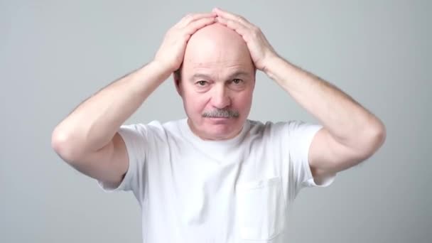Senior calvo divertido hombre endereza el cabello — Vídeos de Stock