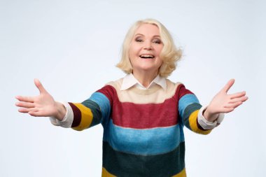 Avrupa kadın kıdemli avuç içi kadar silah boyuyla kaldırdı.
