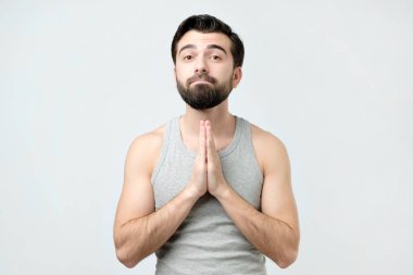 Gösterilen umutsuz genç adam yardım istiyor eller, Birleşmiş.