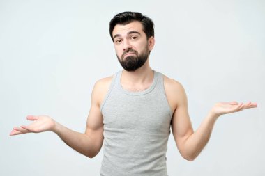 İspanyol hiçbir fikir hareketi var gösterilen, omuzlarında shrugging ve yetiştirme eller