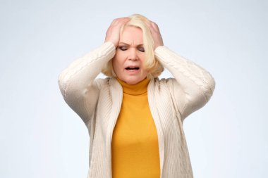 aşağı bakıyor ve ağlayarak hüzünlü eski üst düzey kadın