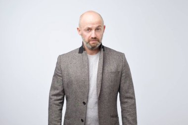 Takım elbiseli olgun adam sadece bir boş bakış yüz duygu vardır