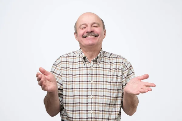 Confident hispanic mature man laughing and smiling — Stock Photo, Image