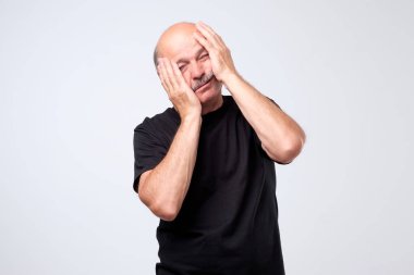 Stüdyo çekim umutsuz üzgün üst düzey adamın yüzünde elele