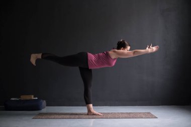 pratik yoga, kadın savaşçı III egzersiz, Virabhadrasana 3 poz yapmak