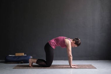 Yoga ya da pilates egzersiz yaparak ag çalışan kadın. Kedi, Marjaryasana