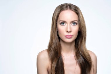 Parlak ve uzun saçlı kız. Güzel model kadın iyi saç modeli ile