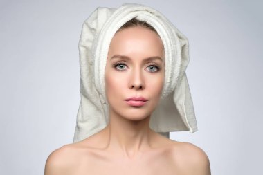 güzel Avrupa kadın kolu havlu, banyo sonra