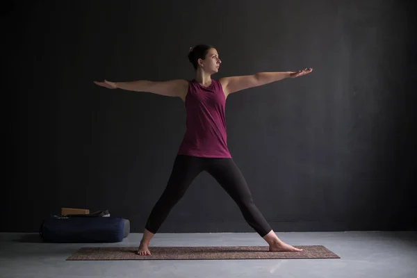 Attraktiv Ung Kvinna Tränar Inomhus Gör Yogaövning Blå Matta Förbereda — Stockfoto