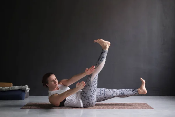Pratik Yoga Bükülmüş Navasana Poz Varyasyon Germe Çalışma Dışarı Genç — Stok fotoğraf