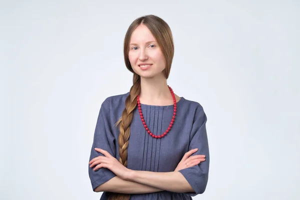 Headshot Mulher Russa Atraente Vestido Azul Com Cabelo Trançado Sorrindo — Fotografia de Stock